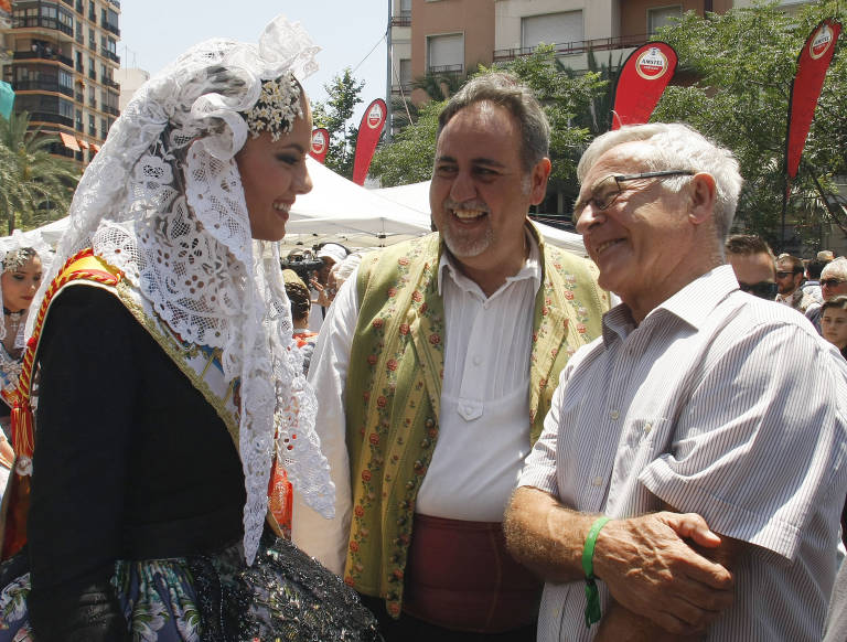 El presidente de la Federació, Manolo Jiménez, junto a la Bellea del Foc, y el alcalde de València, Joan Ribó. Foto: RAFA MOLINA - 