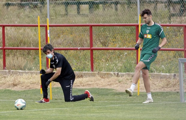 El Elche vuelve a entrenar en Altabix dos meses y medio después 