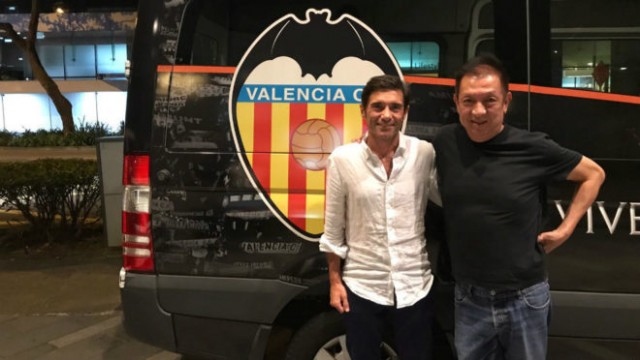 Marcelino explica a Peter Lim que hay que cambiar media plantilla