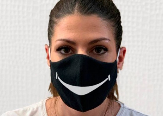 Lorca le pone sonrisa a las mascarillas