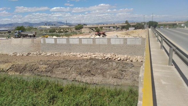 La CHS finaliza la reconstrucción del muro del río en Almoradí ocho meses después de la DANA