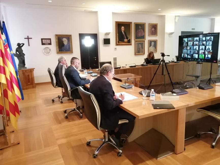 Un momento del pleno extraordinario que, de manera telemática, ha tenido lugar este viernes en el Ayuntamiento de Vila-real. - 