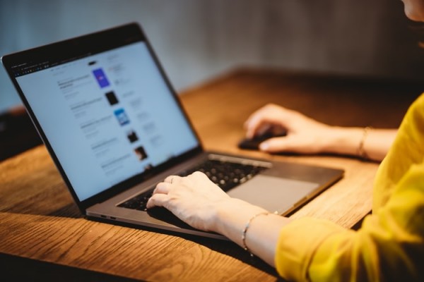Ansiedad, fatiga mental y culpa: la realidad de las madres que teletrabajan