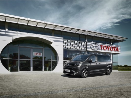 Toyota lanza en España la nueva versión VIP de su modelo Proace Verso

