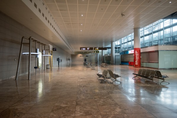 El Gobierno deja a El Altet fuera de las 'puertas de entrada' a España durante la alerta