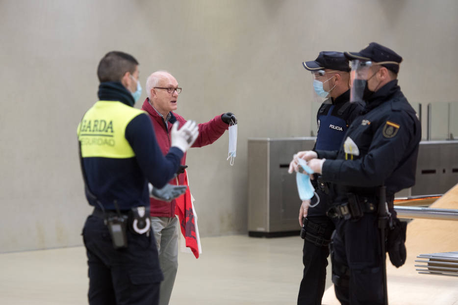 Reparto de mascarillas en los nodos de transporte de Alicante. Foto: RAFA MOLINA - 