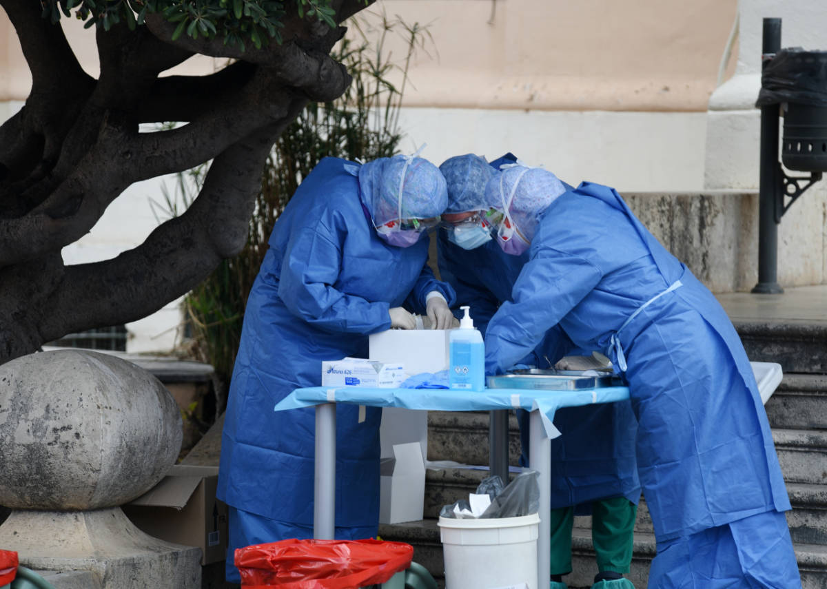 Recogida de muestras para el test PCR. Foto: EDUARDO MANZANA - 
