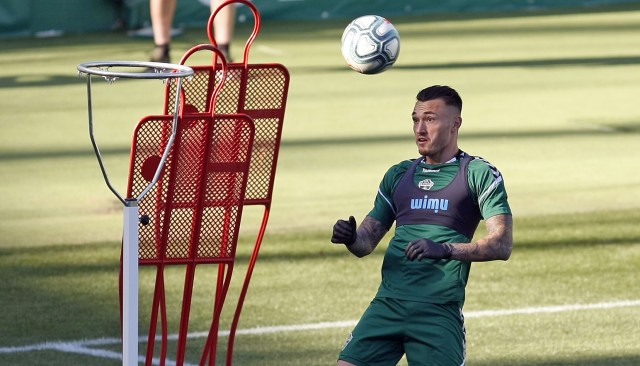 Los jugadores del Elche vuelven a entrenar tras su polémica con el ERTE
