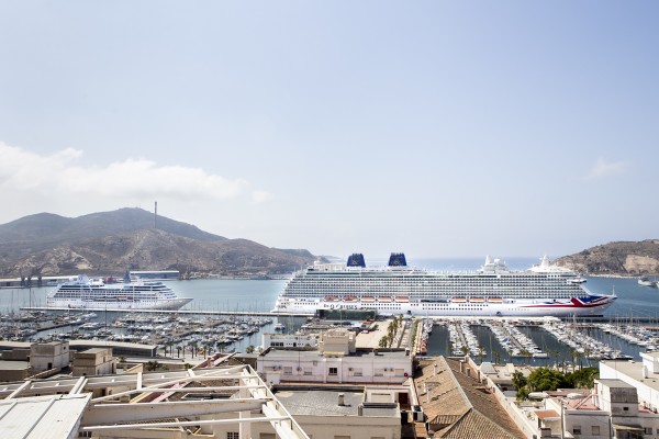 Mientras las navieras aguardan, el comercio teme el final de la temporada de cruceros 