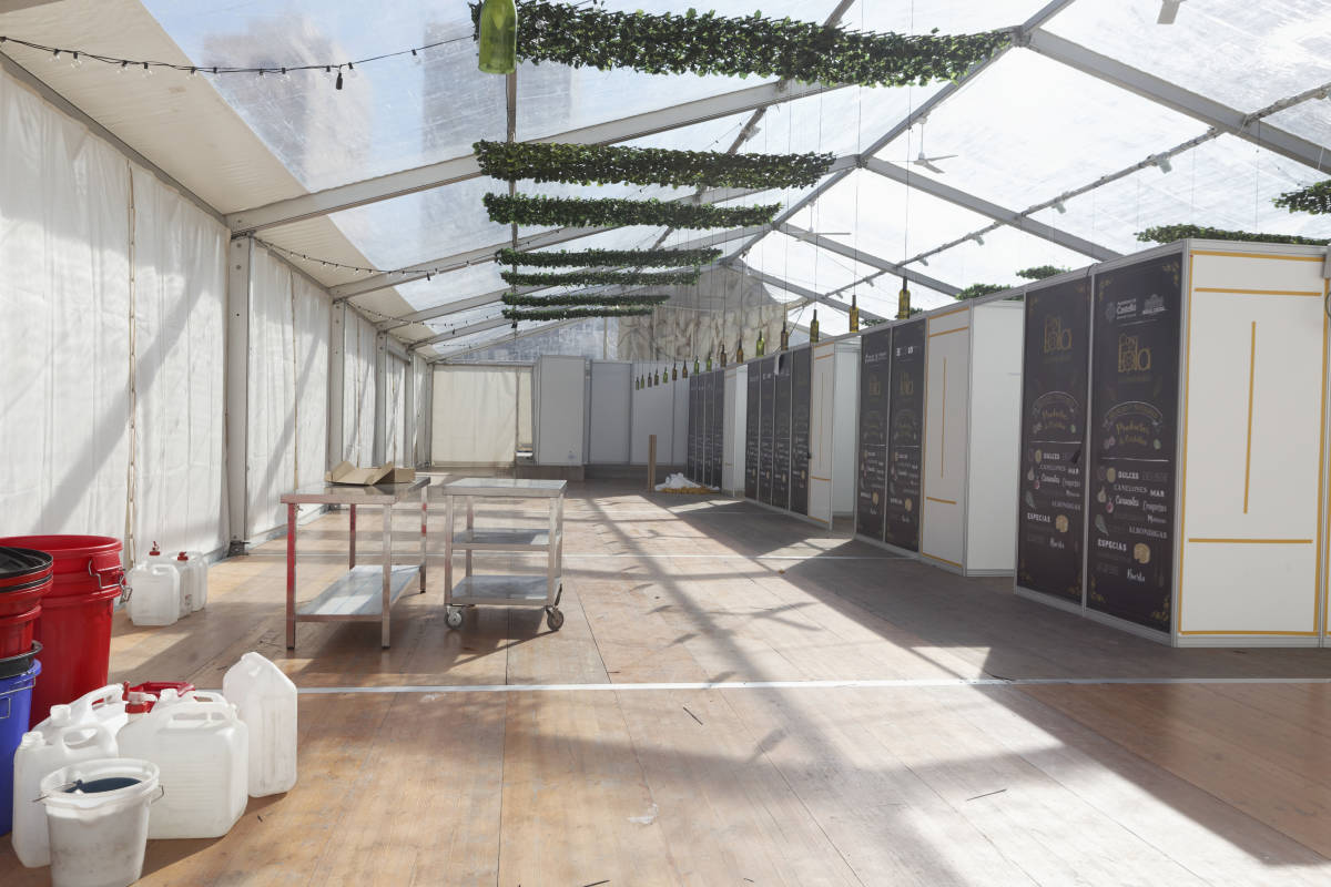 Desmontaje de una carpa para la pasada Magdalena. Foto: Antonio Pradas - 