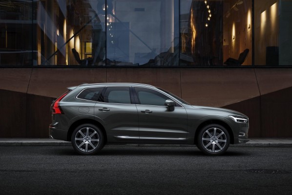 Volvo amplía la gama de su modelo XC60 añadiendo motores microhíbridos y una versión híbrida enchufable