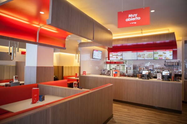 Vips busca al público joven de Alicante y abre su primer 'fast food' en la playa de San Juan
