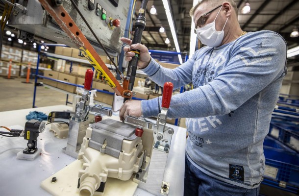 Ford recupera la actividad en toda Europa el lunes con la apertura de la planta de motores de Almussafes