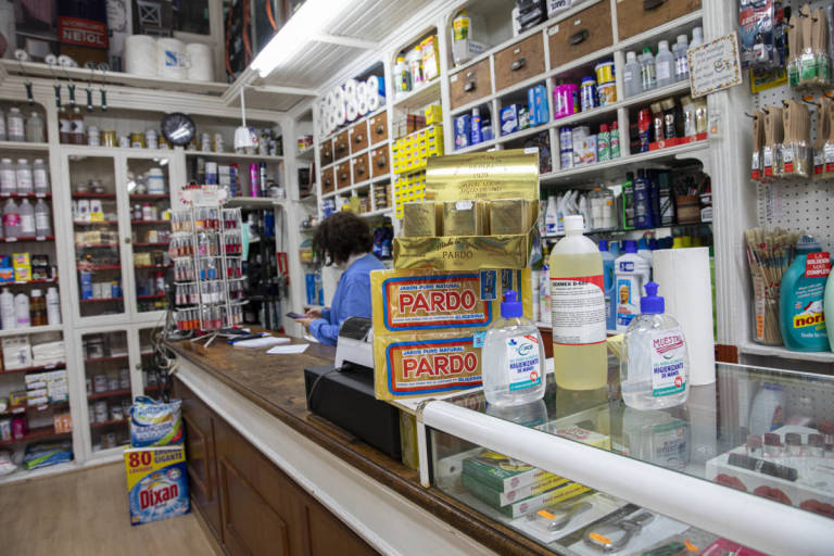 Los comerciantes cerrados, angustiados, se plantean vender por internet
