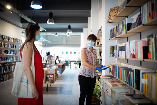 Un amigo invisible multitudinario para cuidar a las librerías de València