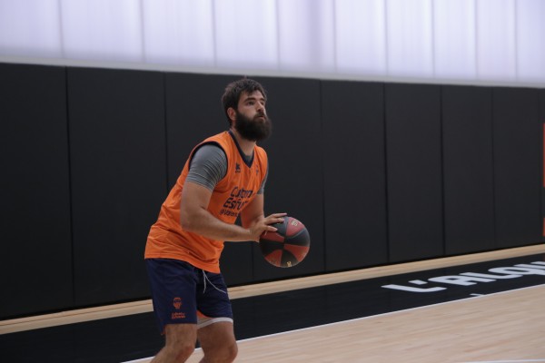 Bojan Dubljevic muestra su rutina de entrenamiento individual en L'Alqueria del Basket