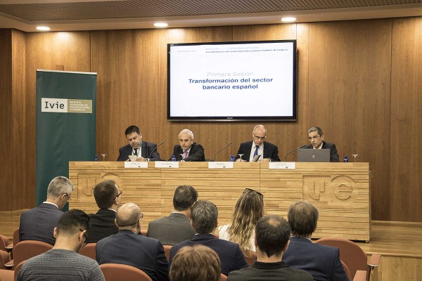 La banca no cubre sus gastos de explotación con los márgenes de interés