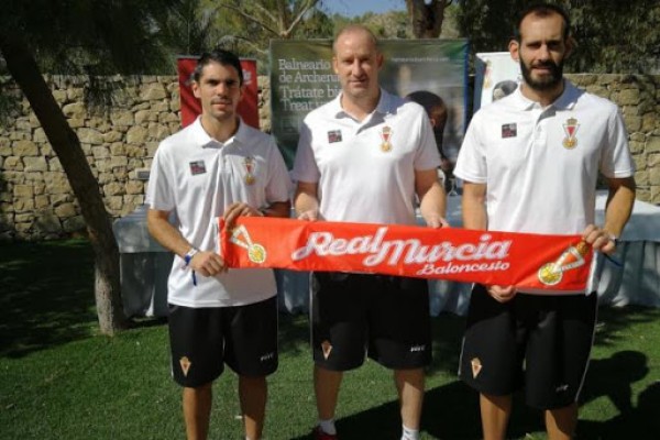 El Real Murcia sigue contando con Rafa Monclova, entrenador que renueva al ascender a la LEB Oro