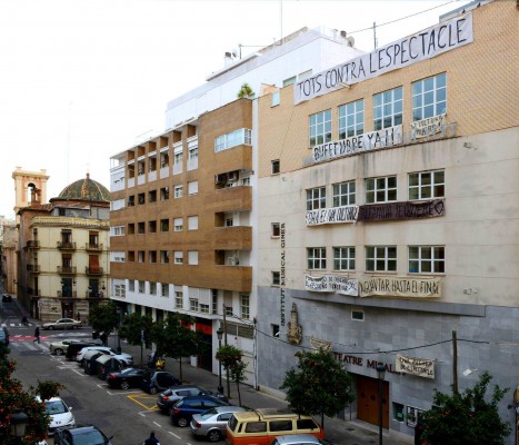 L'artista ESCIF posa punt final a la reivindicació 'TOTS CONTRA L'ESPECTACLE' al Teatre Micalet