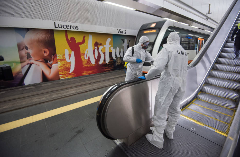 Los miembros de la Unidad Militar de Emergencias (UME) en labores de desinfección, en la estación del tranvía de Luceros. Foto: RAFA MOLINA - 