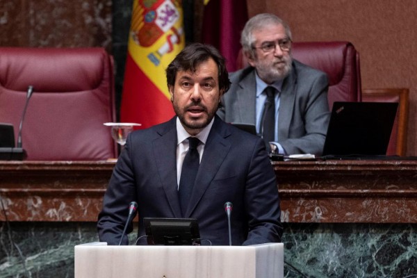 La oposición destroza la gestión de Motas y él se defiende: el 98% de los ERTE están resueltos
