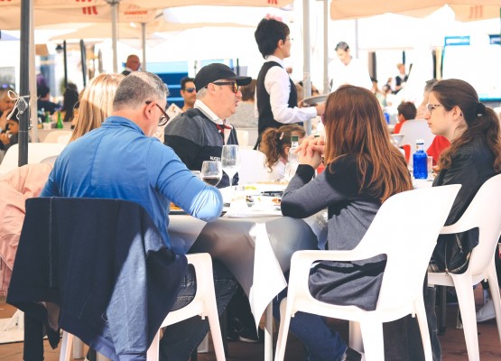 La asociación de hosteleros de Castellón avanza y se reúne con Benicàssim, l'Alcora y más localidades