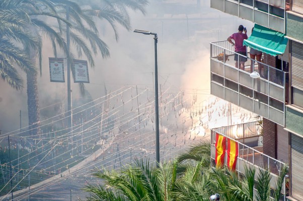 Un largo terremoto final hace vibrar Alicante en una mascletá con siete golpes de calor 