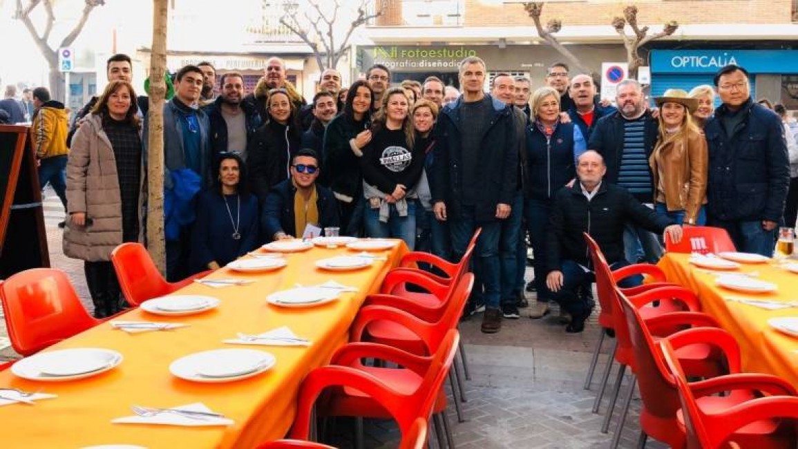 Toni Cantó, en el centro, y otros miembros de la dirección autonómica, como Jesús Gimeno, en paellas de Benicàssm. - 