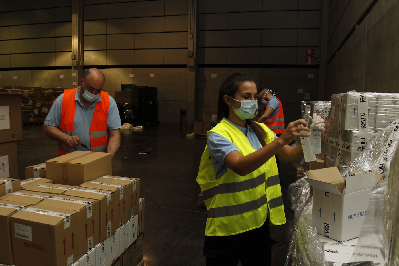 Descarga de material comprado por la Generalitat en China, este lunes en Feria Valencia - 