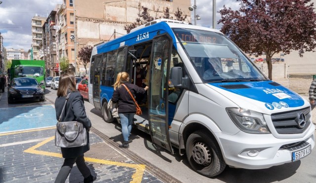 El transporte público mantiene servicios mínimos y crecerá en frecuencia al aumentar sus usuarios