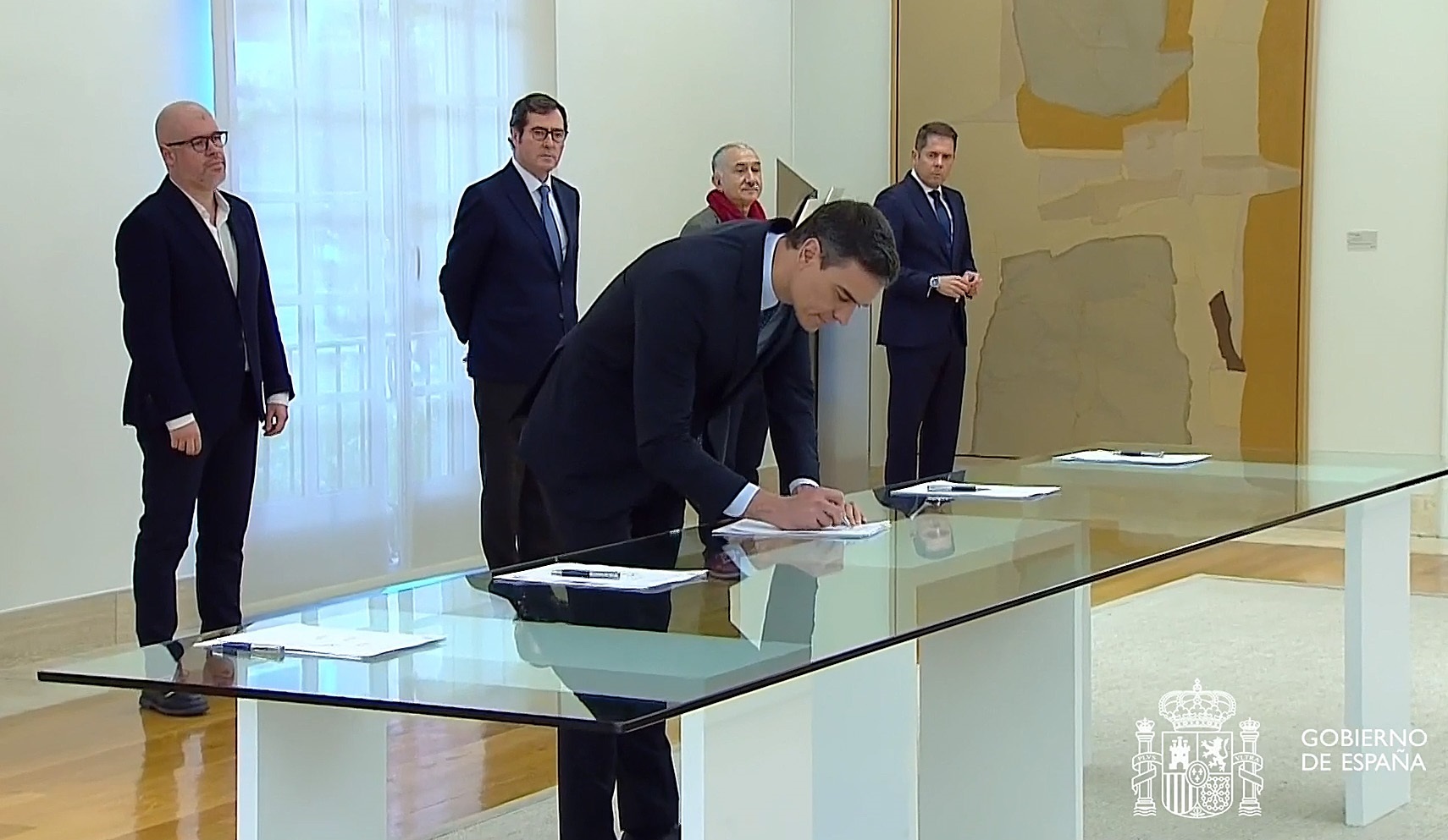 Sánchez firma con sindicatos el acuerdo para prorrogar los ERTE hasta el 30 de junio