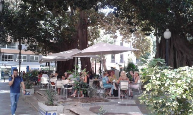 La hostelería de Alicante, entre la indignación y la resignación tras invertir 4.000 euros sin reabrir