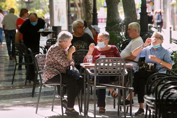 Ilusión, nervios, prudencia y mucha gente en la reapertura de los comercios y bares de Gandia