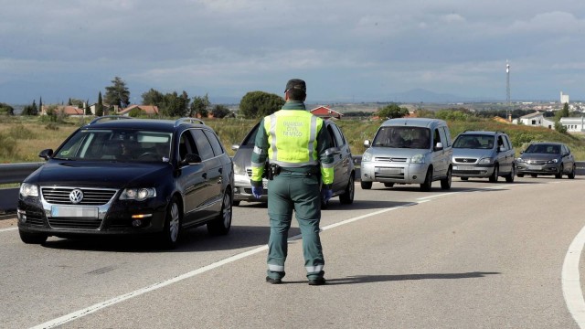 Las personas que convivan podrán viajar en el mismo coche y sin mascarilla en cualquier fase