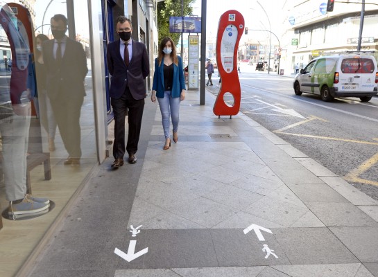Un camino de flechas blancas guía a los peatones por la Gran Vía de Murcia