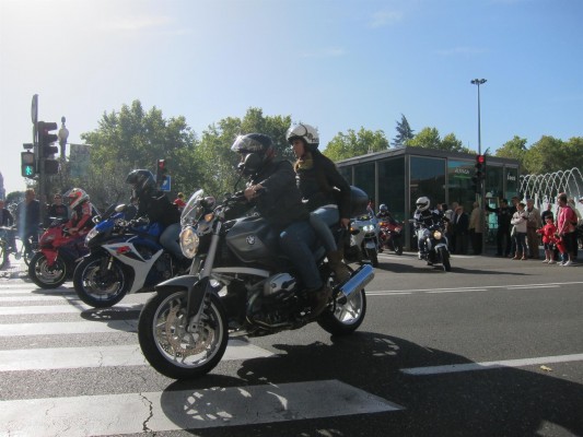 El Gobierno permite circular a dos personas en la misma moto desde este lunes en toda España