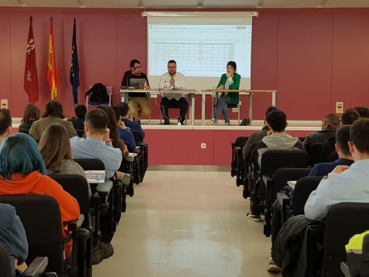 Los jóvenes ponen deberes a López Miras: piden que agilice el acceso a la renta básica de inserción