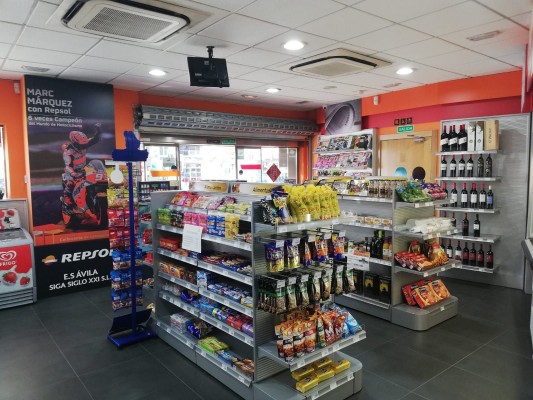 Repsol reabre al público cerca de un millar de tiendas en sus estaciones de servicio
