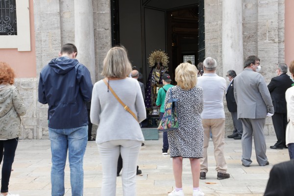 La Policía dispersa a decenas de personas reunidas ante la salida no permitida de la Virgen
