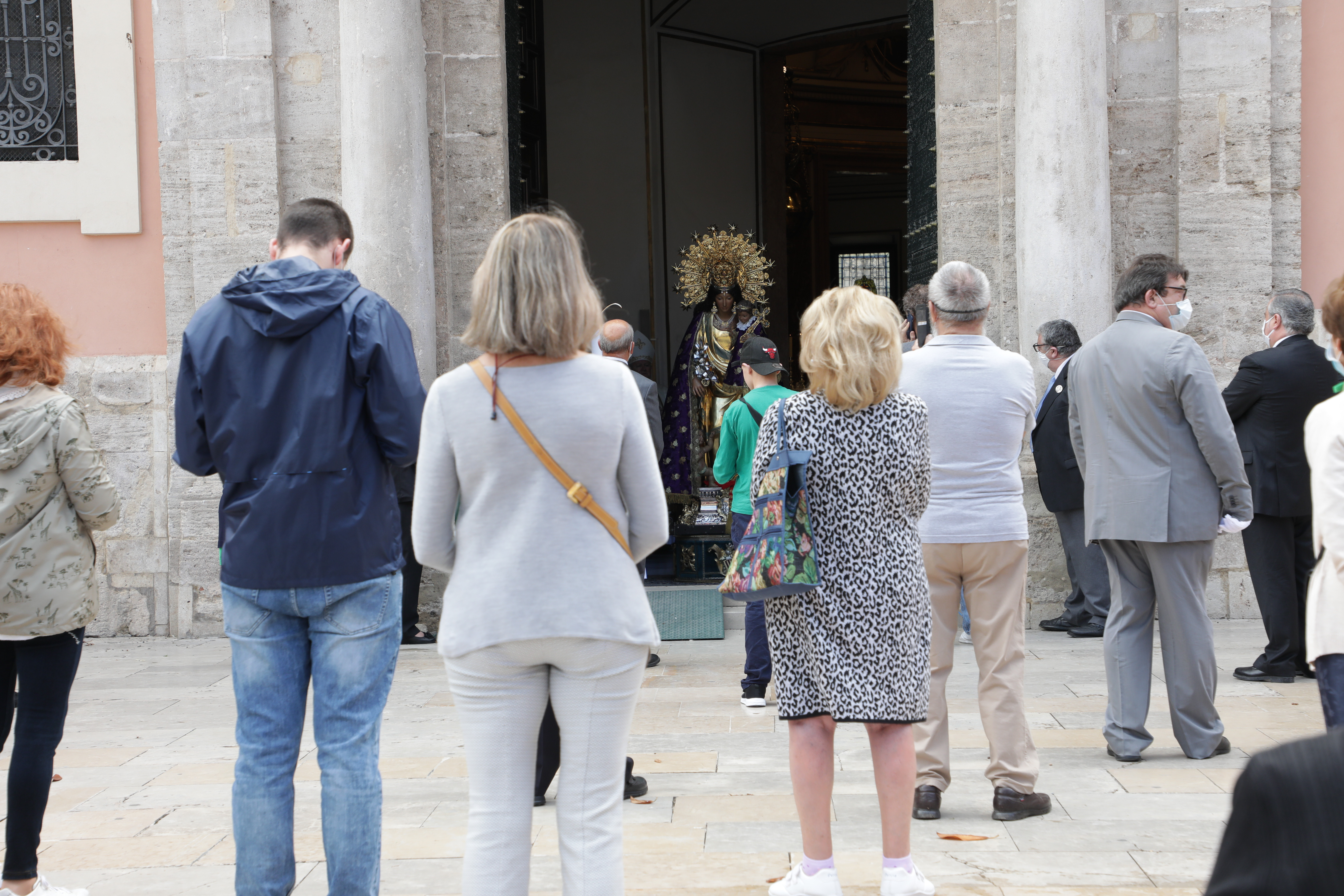 La Policía dispersa a decenas de personas reunidas ante la salida no permitida de la Virgen
