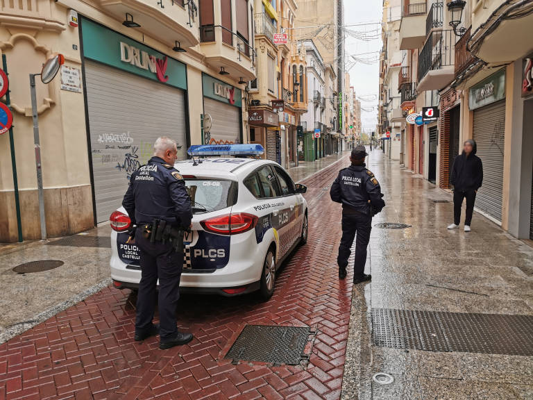 Castelló registra denuncias a tres locales y 17 personas en un día por incumplir el estado de alarma