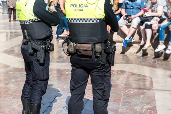Una fiesta grupal, 4 botellones y un partido de fútbol disueltos en Alicante
