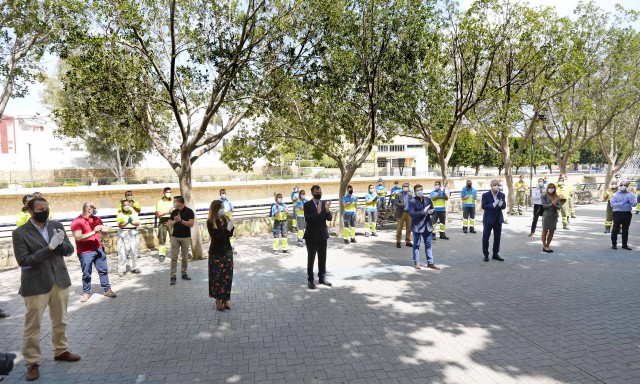 Un aplauso colectivo homenajea a los 200 'protectores' de las calles de Murcia