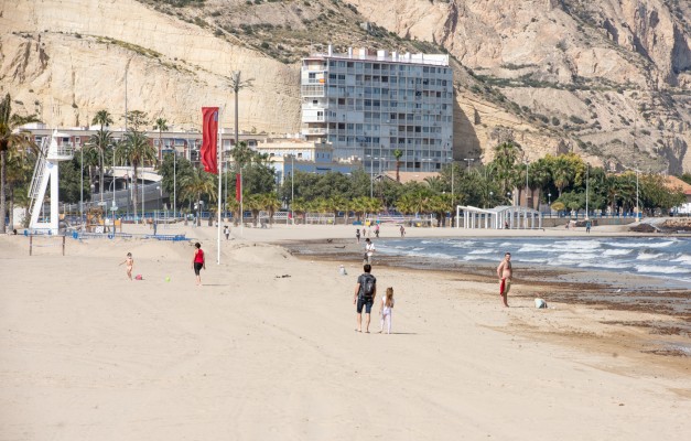 Alicante reabre sus playas: normalidad y fuerte despliegue policial