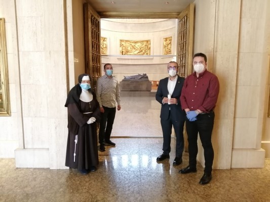 Instalan mamparas de protección en la basílica y el convento de San
Pascual como prevención