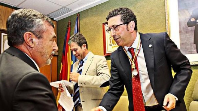 El alcalde de Petrer (PSOE) dimite por motivos personales y lo sustituye la edil de Fiestas