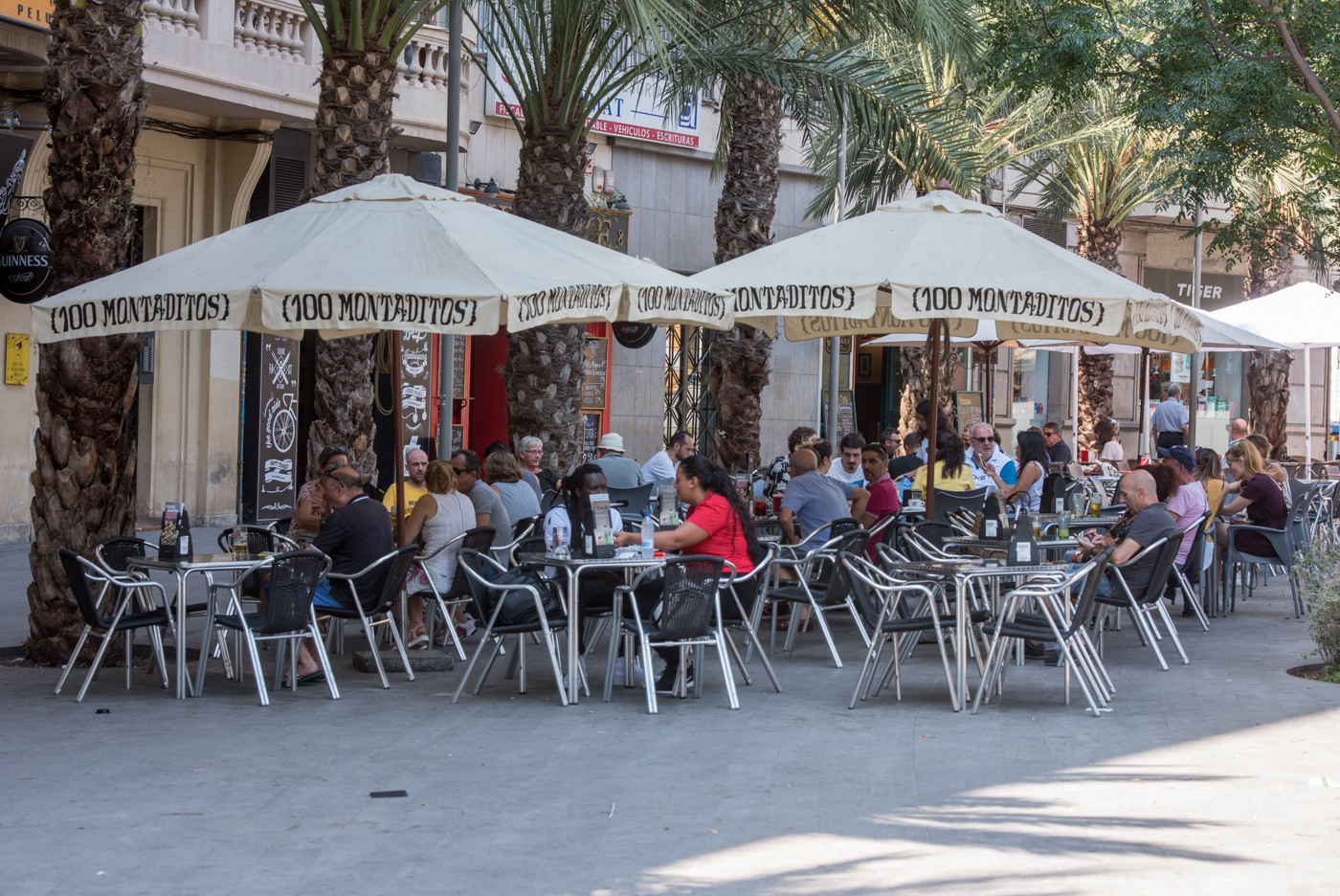 Terraza en Alicante. Foto: RAFA MOLINA - 