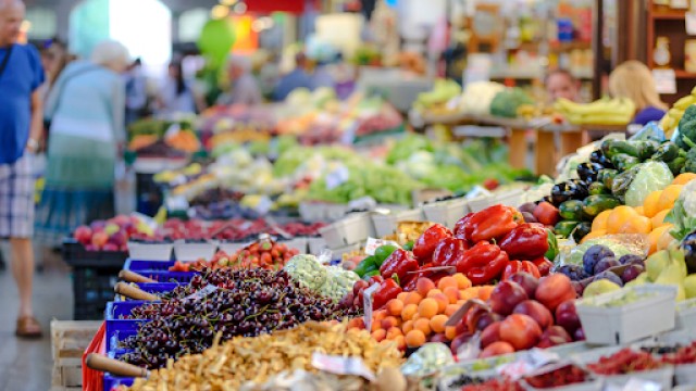 Una decena de mercadillos de alimentación de Elche abrirán a partir del lunes en colegios