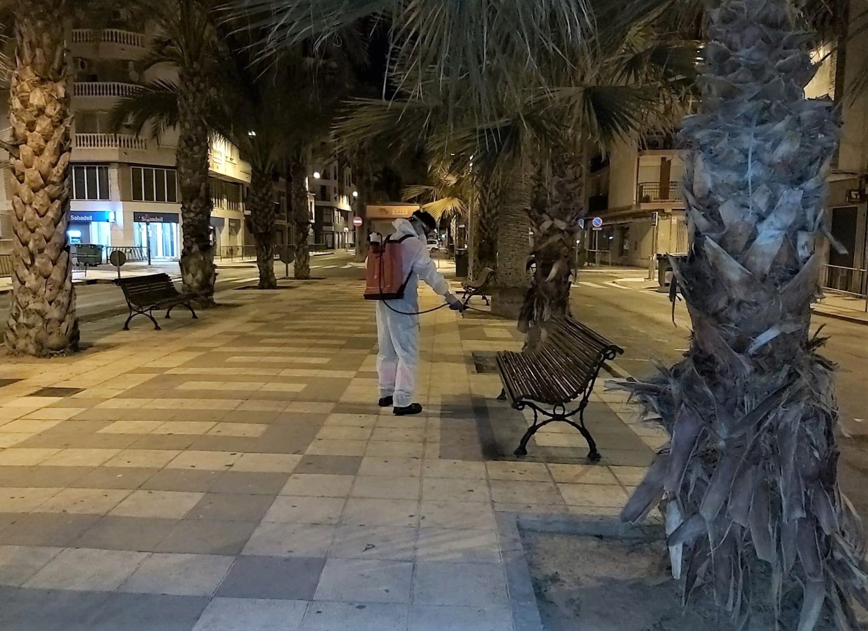 Un operario desinfecta las calles del Grau donde este viernes se ha celebrado su mercadillo. - 