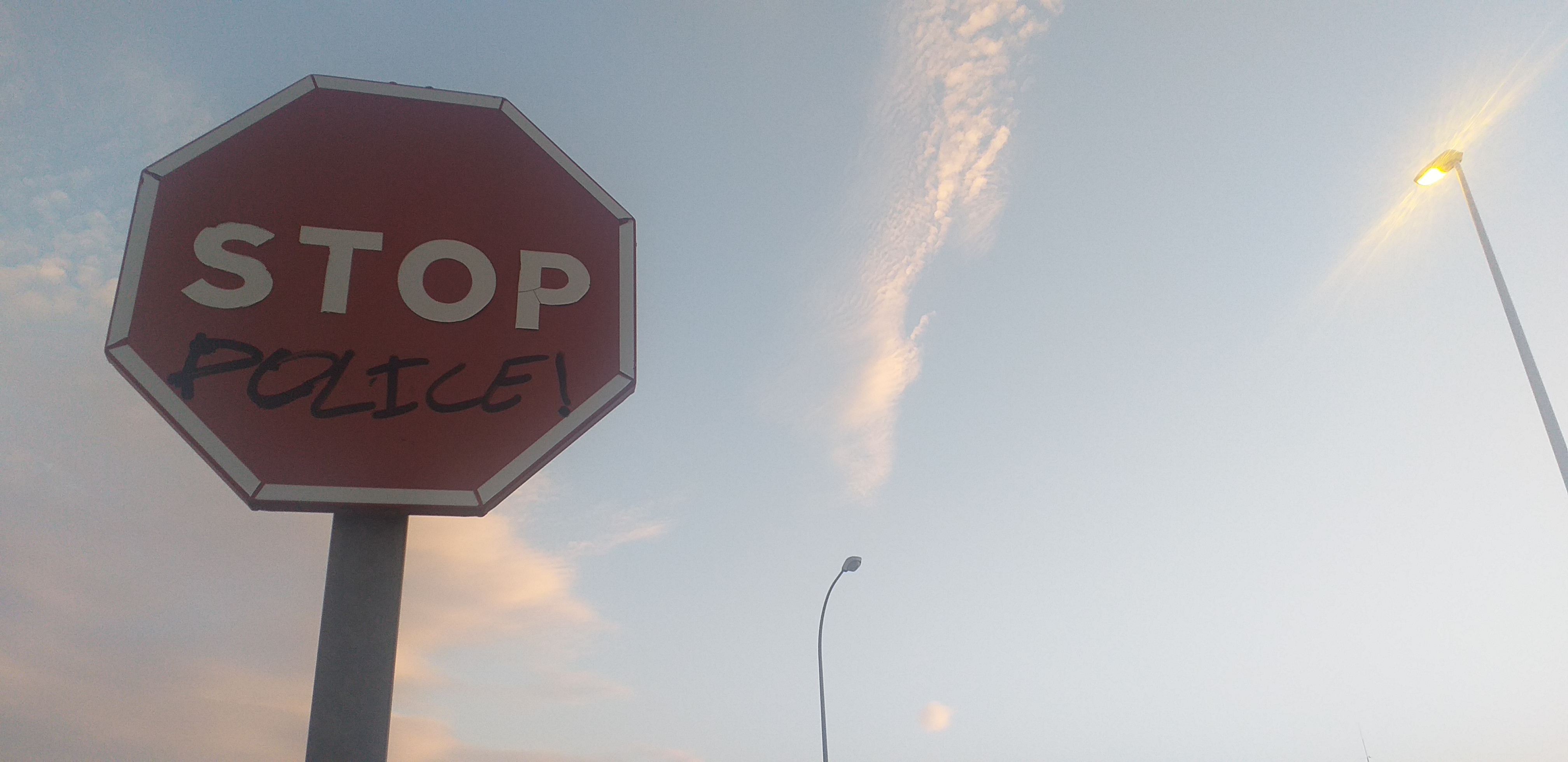 Una señal de tráfico en el polígono de un pueblo.  - 